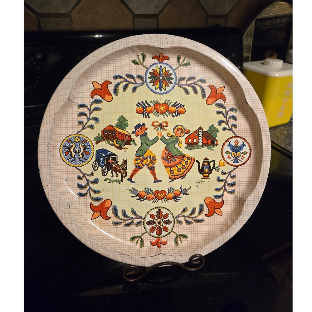 Daher Decorated Ware Metal Tray Folk Art Dancing Couple Cream Good Scalloped